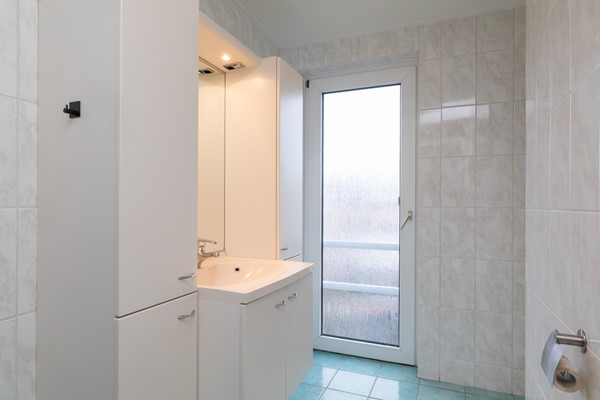 Foto - Verkocht onder voorbehoud: Rustig, aan verkeersluwe straat gelegen, goed onderhouden, half vrijstaande eengezinswoning met zolder, kelder, tuin, garage en
carport in Landgraaf